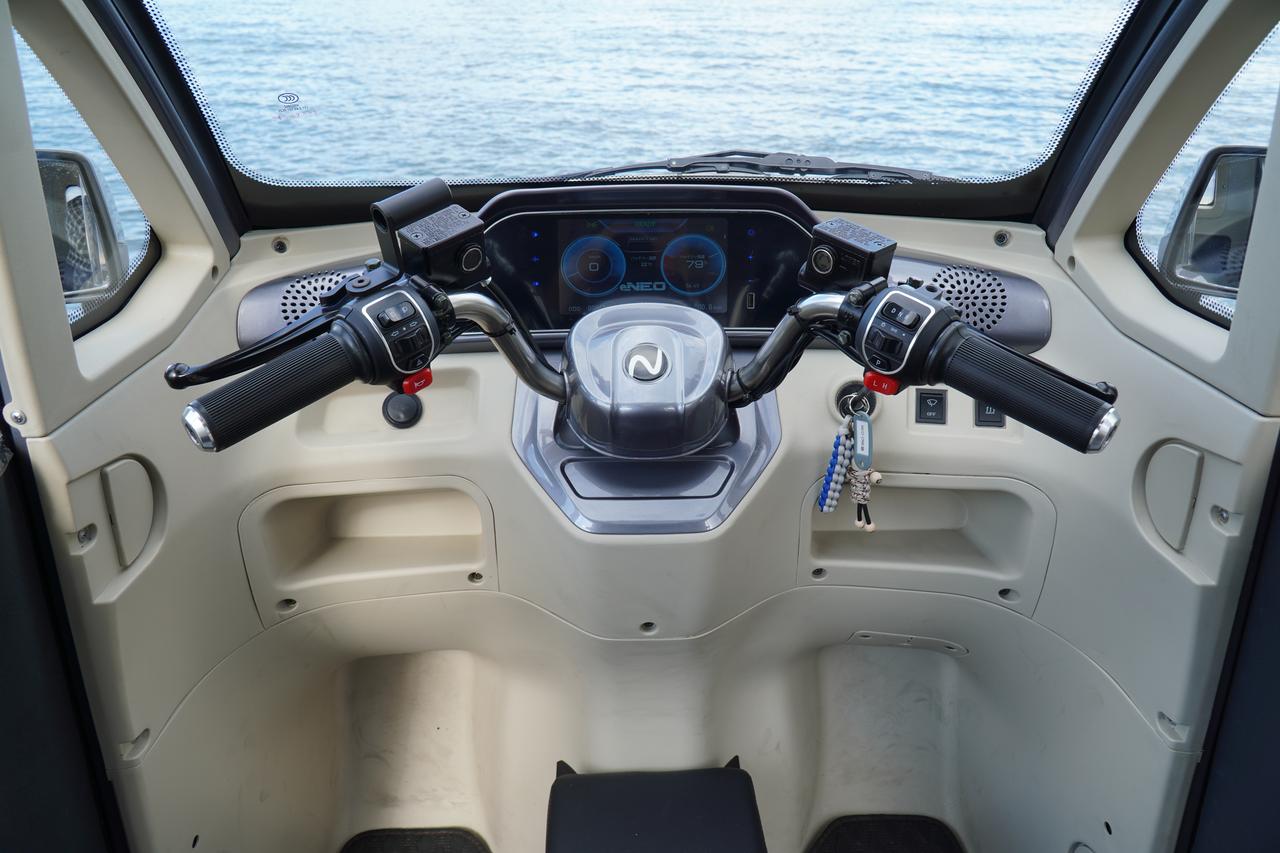 画像: バイクのようなバーハンドルで操作系統もEVバイクそのもの。ただし、車体が傾かないというクルマ要素もあるため、新鮮な運転感覚を体験できる。