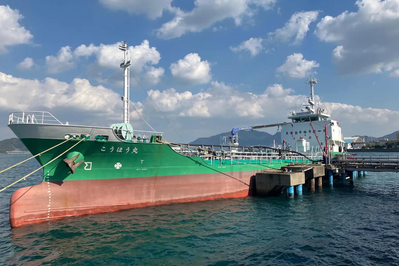 画像: 兼松油槽/小倉油槽所にてバイオ混合燃料をバージ船(はしけ)に積み込む様子。