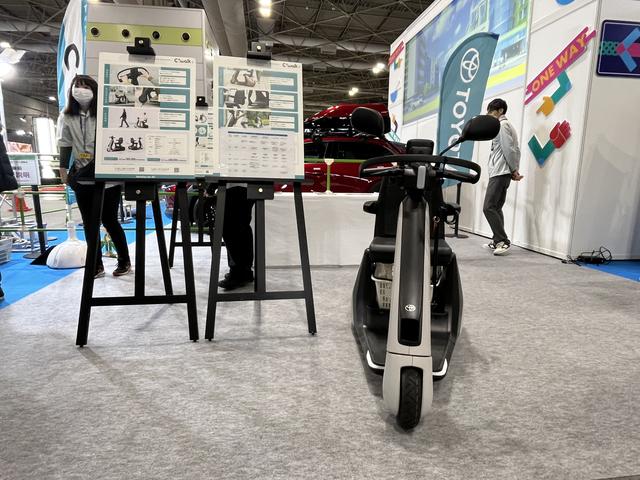 画像: トヨタより発売されているシニアカー「C+walk S」。2021年に発売された「C+walk T」に次ぐC+walkシリーズ製品で、充実した安全・安心機能が搭載されている点が特徴。