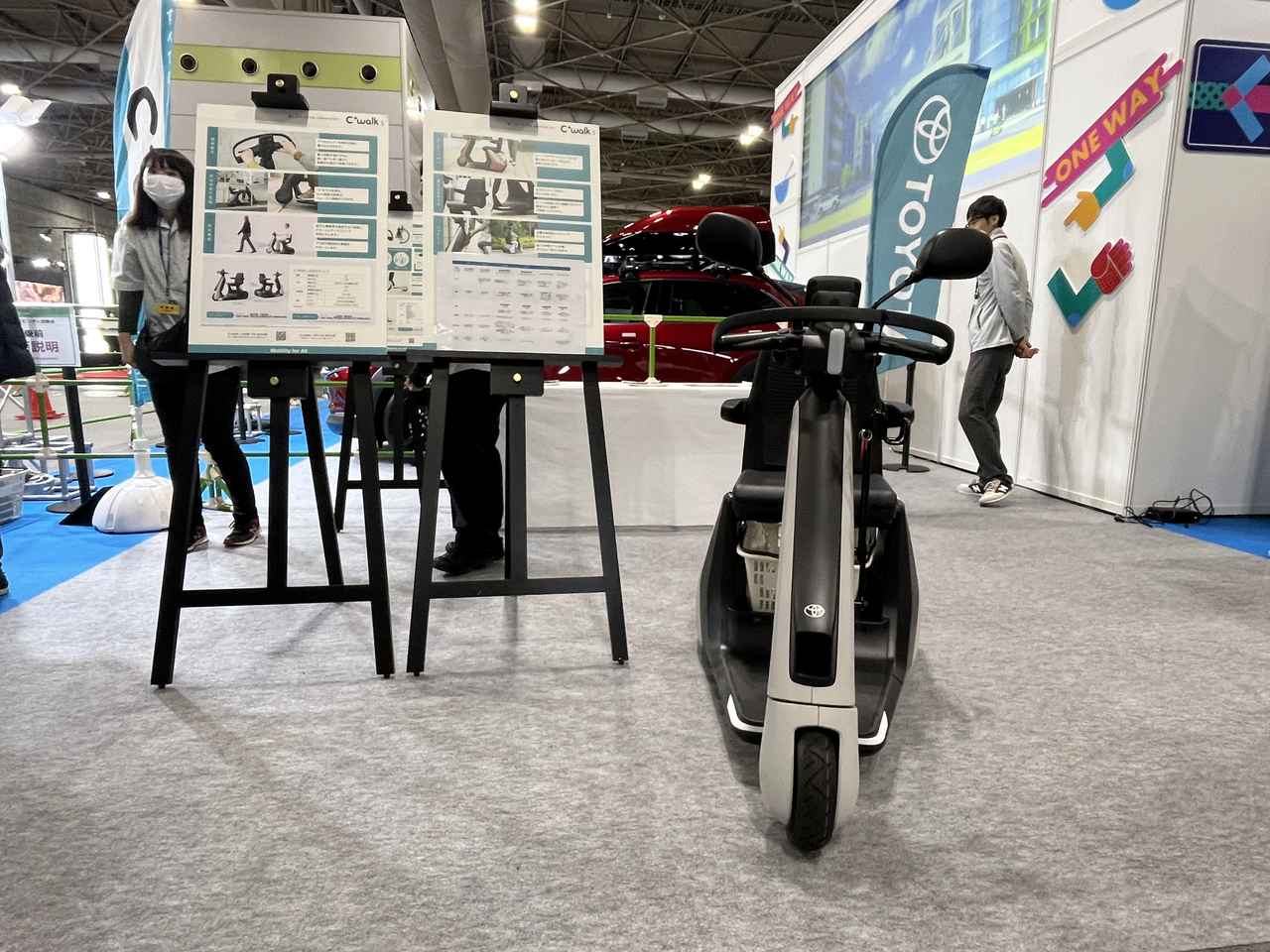 画像: トヨタより発売されているシニアカー「C+walk S」。2021年に発売された「C+walk T」に次ぐC+walkシリーズ製品で、充実した安全・安心機能が搭載されている点が特徴。