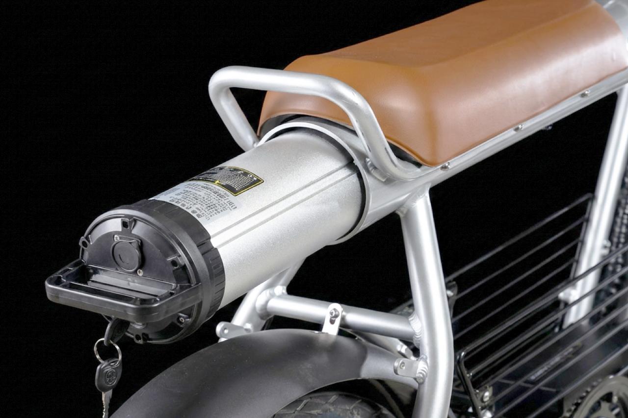 画像: 標準バッテリーで80km、オプションの大容量バッテリーだと150kmも走行できる。