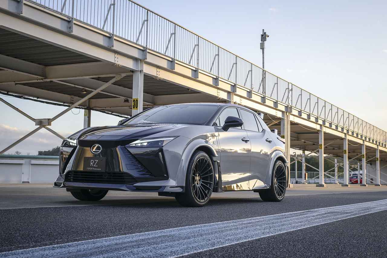 画像: 初公開された特別仕様車600e Fスポーツパフォーマンス。313kWの最高出力やカーボンファイバーパーツ、20インチの対向ブレーキなど搭載した超高性能モデル。この仰天マシンの試乗記はまたの機会に。