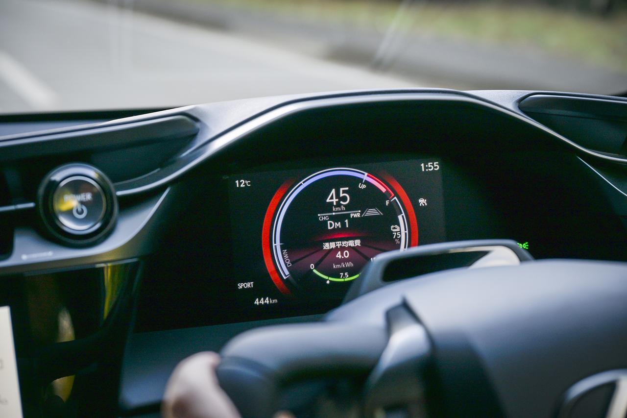 画像: センターコンソール上の「M」スイッチひとつで、EVながら8段の仮想ギアを再現し、パドル操作と合わせてエンジン車のようなドライビングフィールを楽しめるようになる「インタラクティブマニュアルドライブ」。