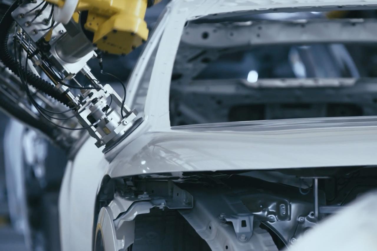 画像: 塗装工程に新規導入されたロボットがAFEELA 1の下地を磨いているようす。