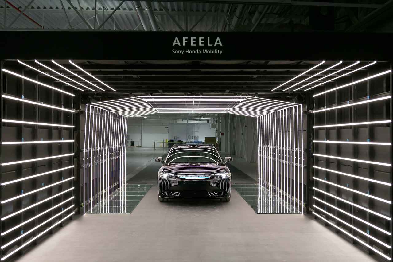 画像: AFEELA 1の外装検査を行うようす。