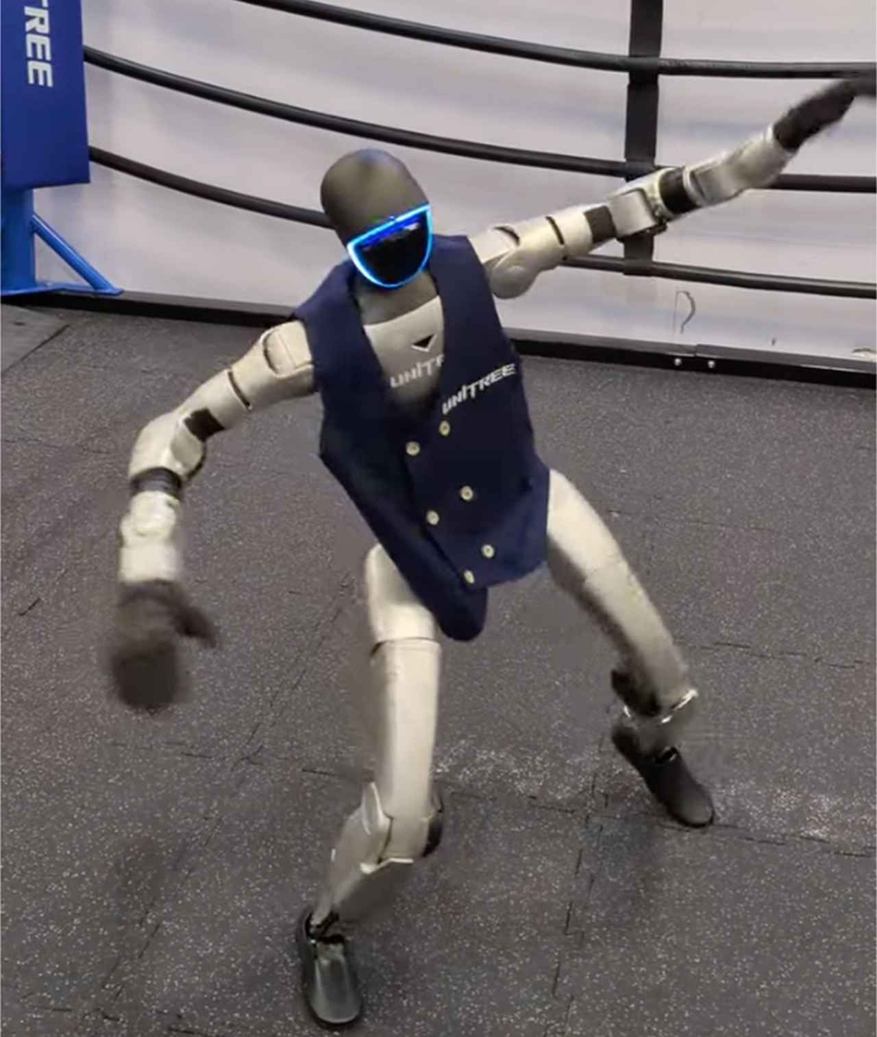 画像: ロボット同士のボクシングなどで有名になった中国のユニツリー(Unitree)のヒューマノイドは滑らかな動きを見せる。1万6000ドル(約250万円)で販売中。(著者撮影動画のキャプチャ)