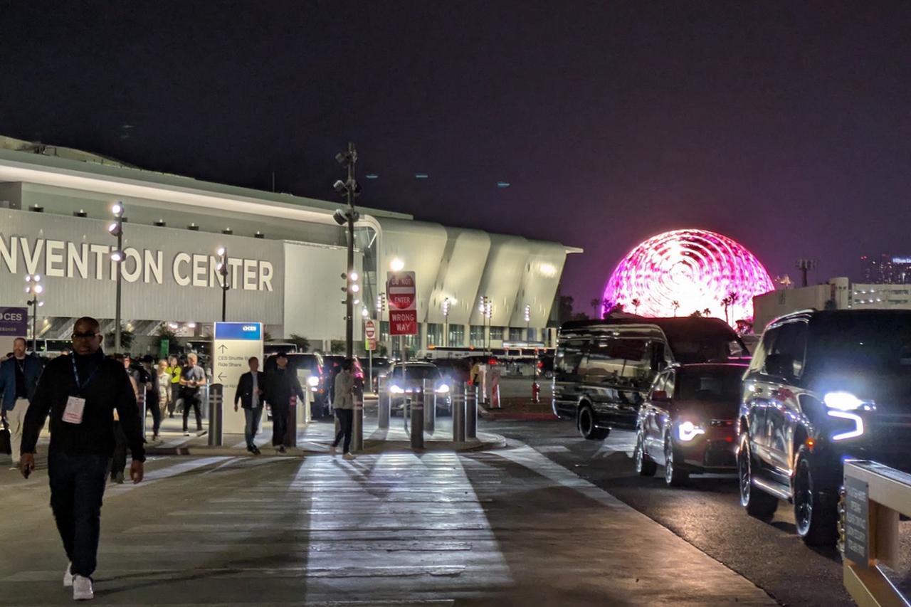 画像: ラスベガスコンベンションセンター西ホールと彼方にスフィア。