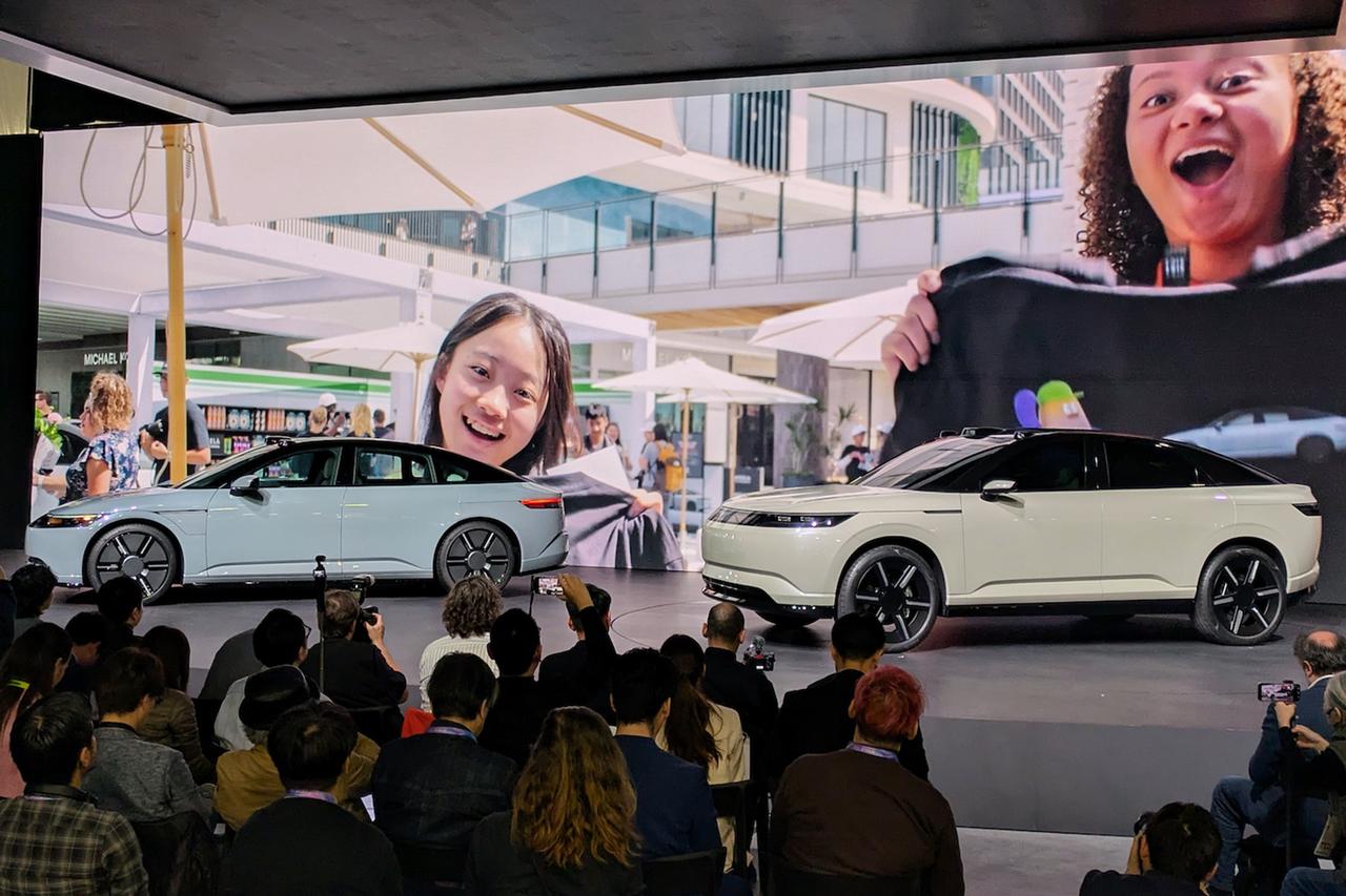 画像: ソニー・ホンダモビリティは、アフィーラの2番目の車種(右)を発表。映画や音響、ゲームなど車内のエンターテインメントを売りにする同車の米国発売は2026年末に延期された。