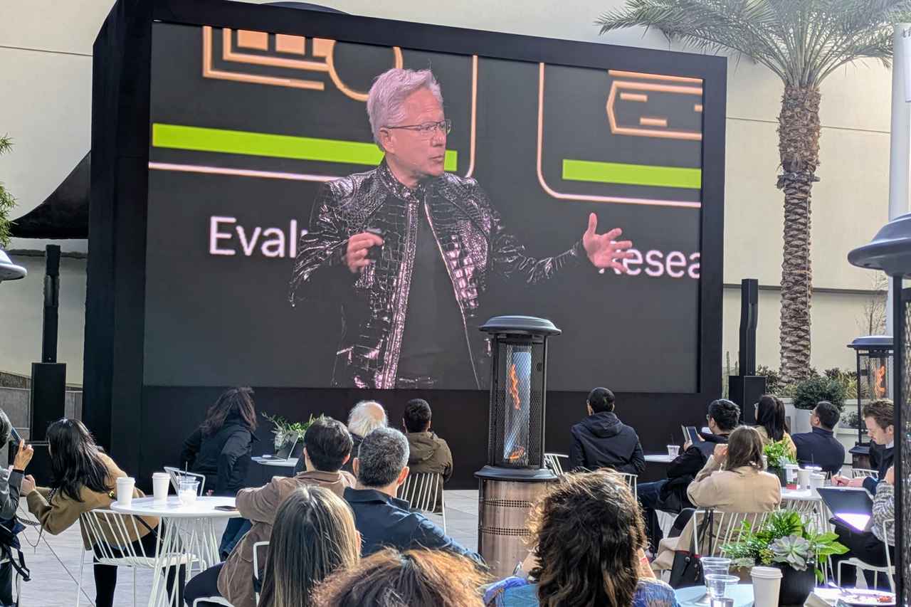 画像: ホテルの会場に入りきれず中庭の会場でフアンCEOのスピーチを聞く聴衆。