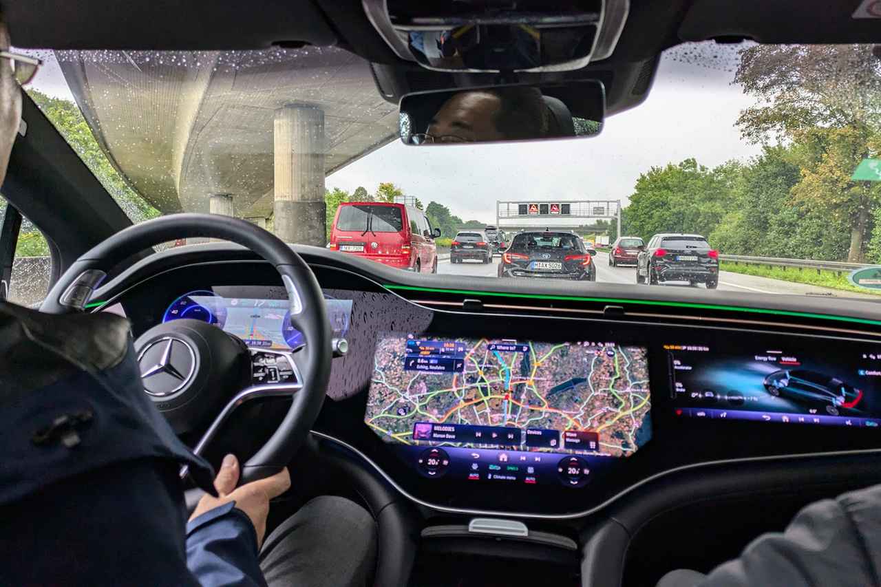 画像: 小雨のアウトバーンで試乗したSクラスは渋滞下でもL3のシステムは作動しなかった。