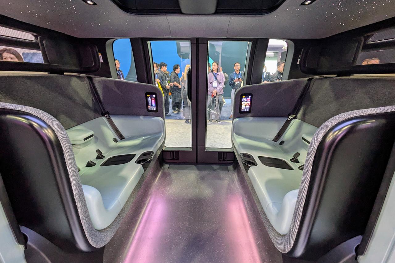 画像2: Zoox車両側面の窓横には緊急停止用レバーが、天井にはオペレーター呼び出しボタンがあり万一の場合はこれを作動させる。最近サンフランシスコでも運行を開始。