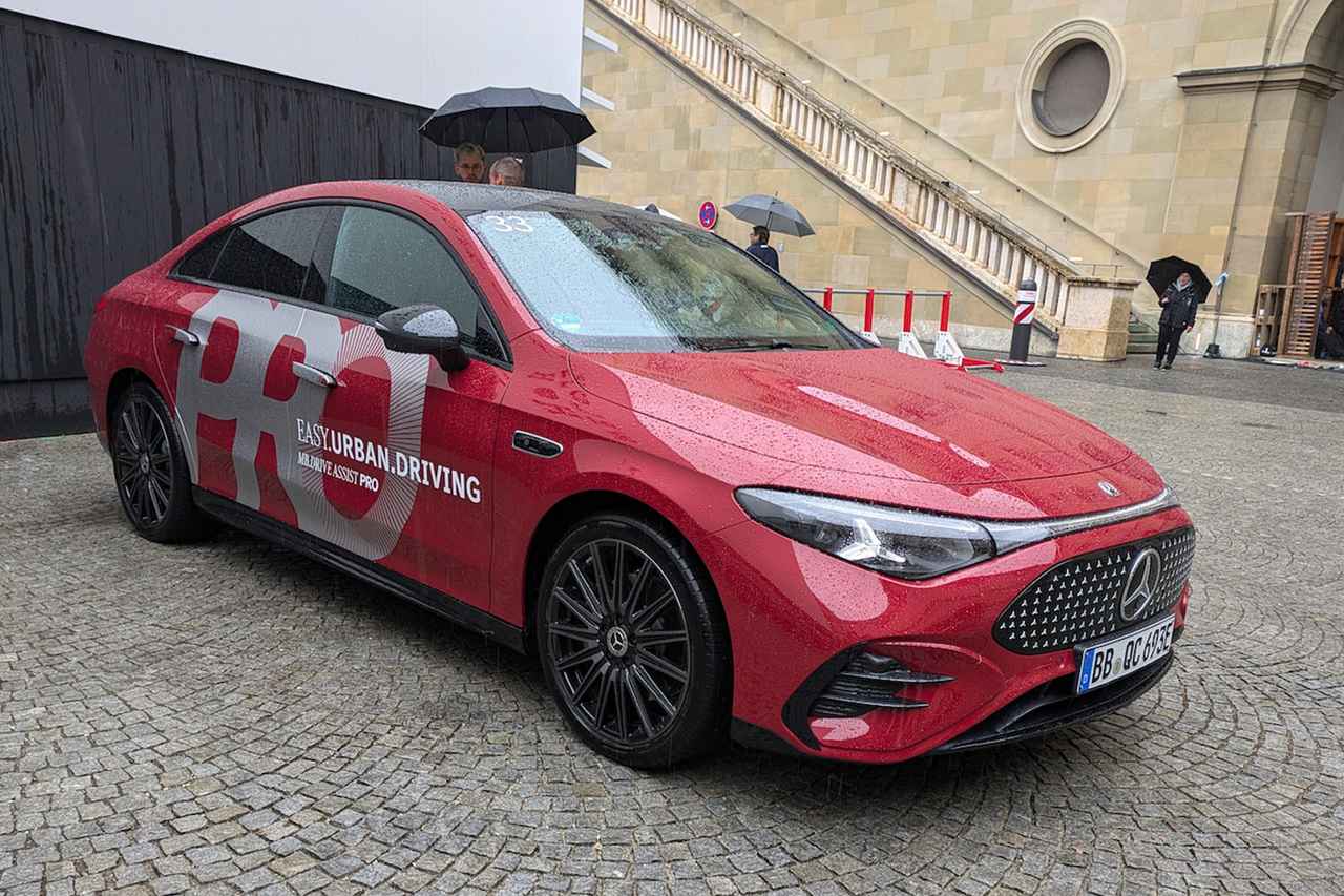 画像: CLAのL2＋＋システム「Drive Assist Pro」はカメラ10個、レーダー5個、超音波センサー12個を搭載（LiDARはなし）。ドライバーがハンドル操作に介入した後も自動運転は継続し、ブレーキペダルを踏んだ場合にのみ解除される。（写真はIAAでの試乗車）