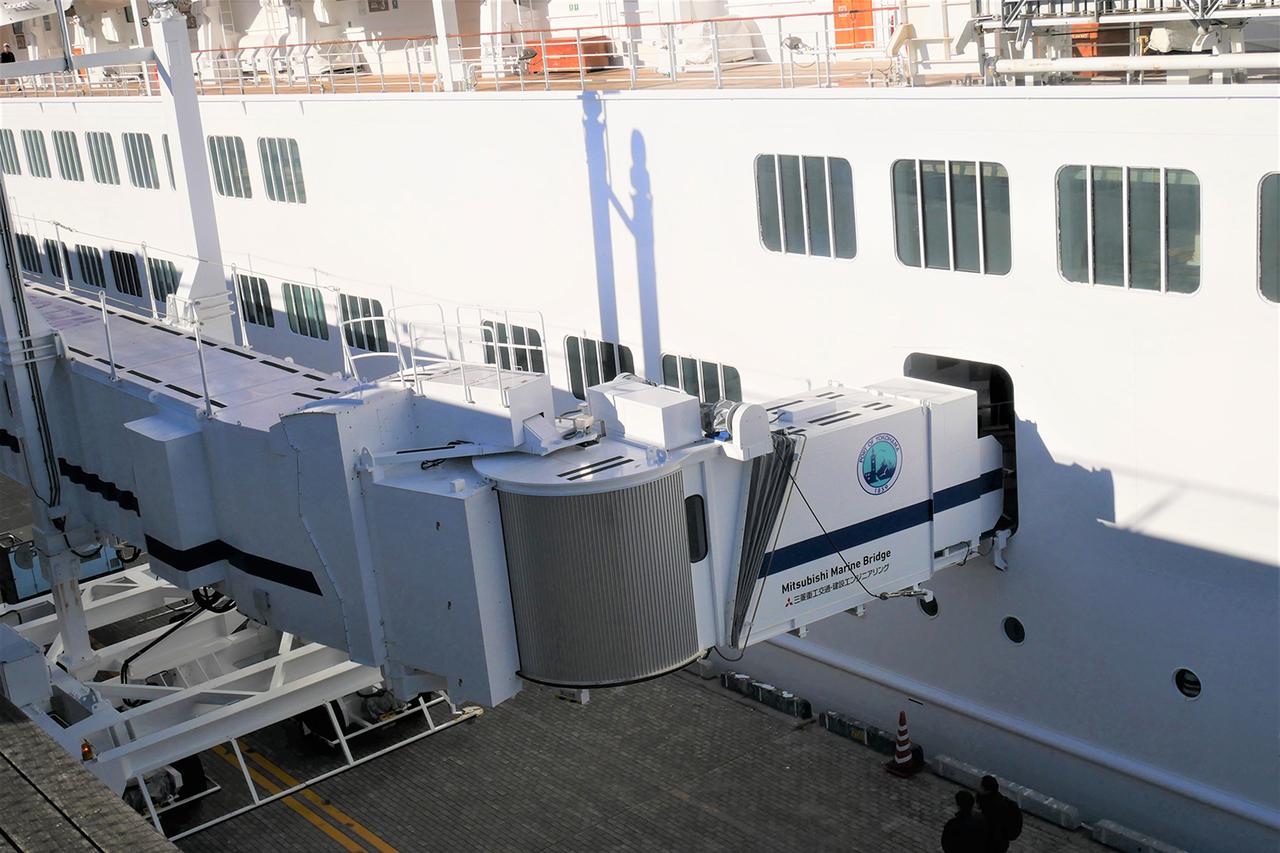 画像 : 4番目の画像 - 自走式の舶用旅客搭乗橋「Mitsubishi Marine Bridge：MMB」 - スマートモビリティJP