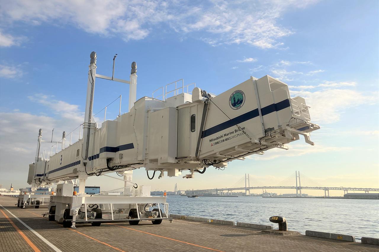 画像 : 1番目の画像 - 自走式の舶用旅客搭乗橋「Mitsubishi Marine Bridge：MMB」 - スマートモビリティJP