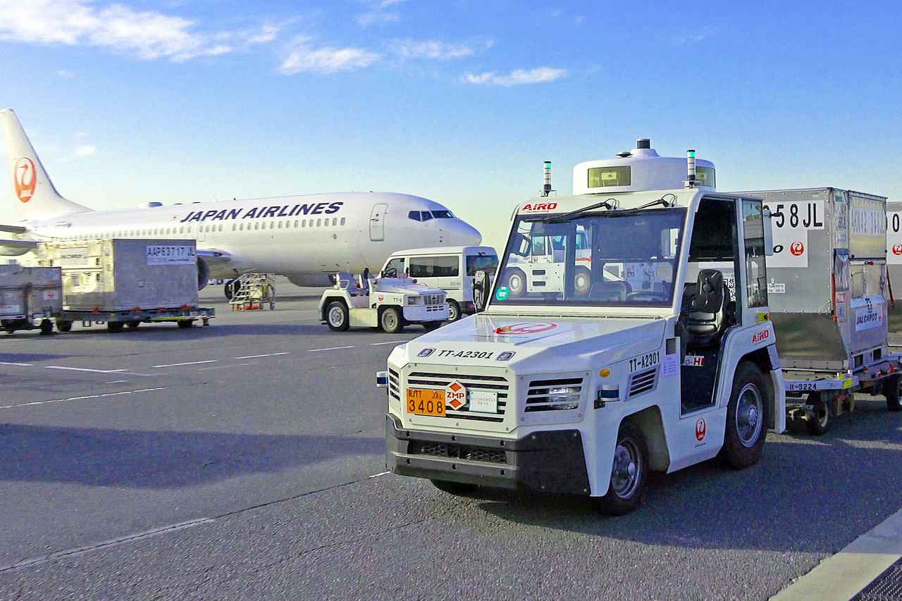 画像: JAL、羽田と成田で自動運転トーイングトラクターを導入。自動運転レベル4手荷物・貨物搬送の完全無人化を実現 - スマートモビリティJP