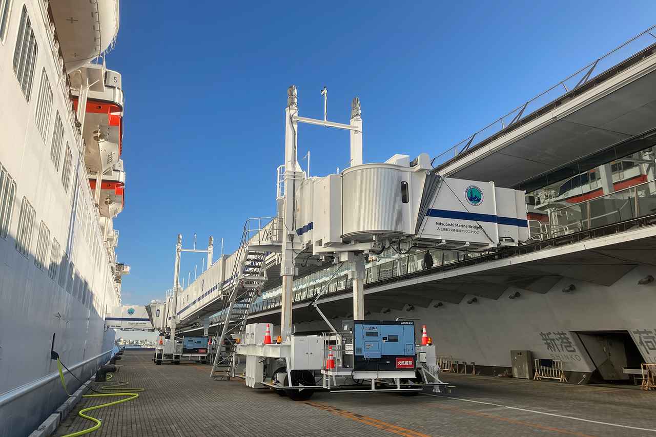 画像 : 2番目の画像 - 自走式の舶用旅客搭乗橋「Mitsubishi Marine Bridge：MMB」 - スマートモビリティJP