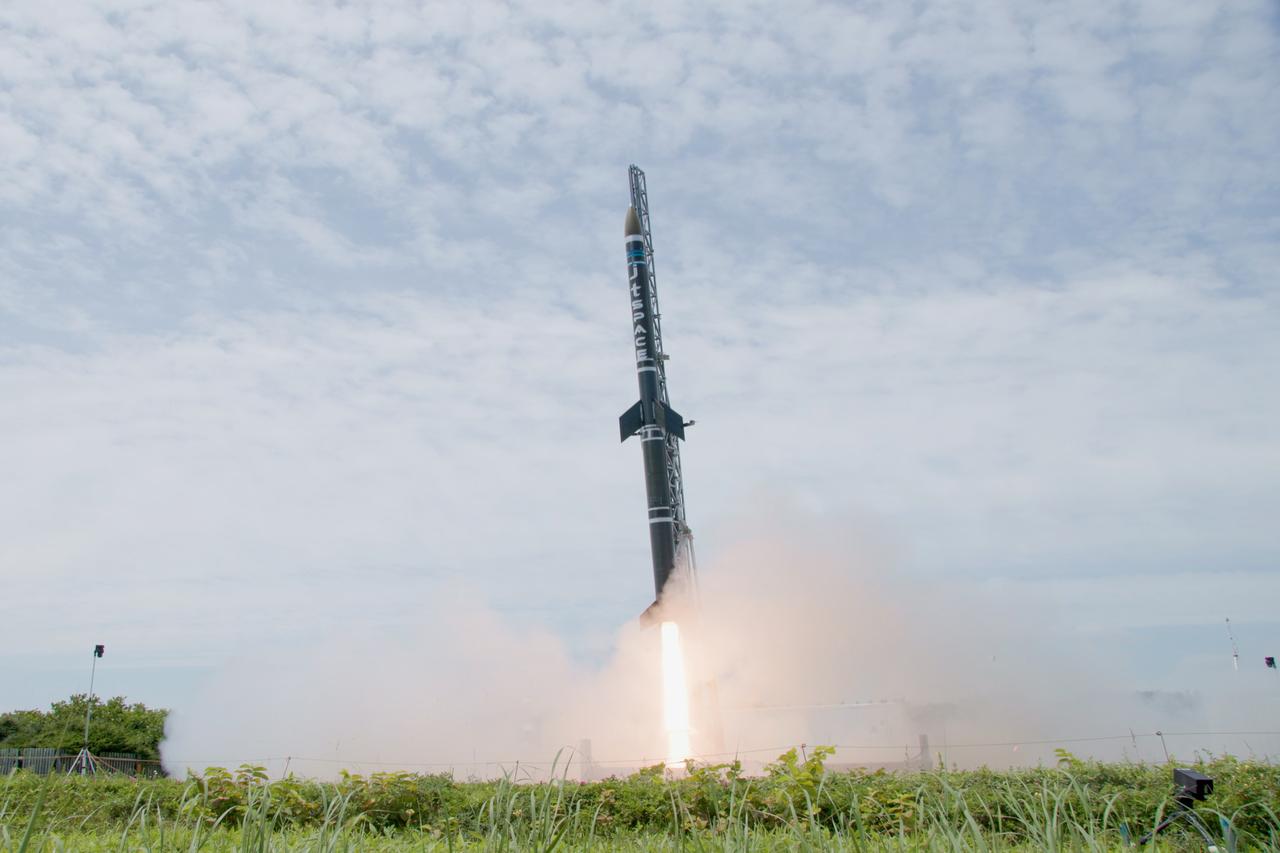 画像: 台湾企業 tiSPACEの2段式サブオービタルロケット「VP01」打ち上げのようす。