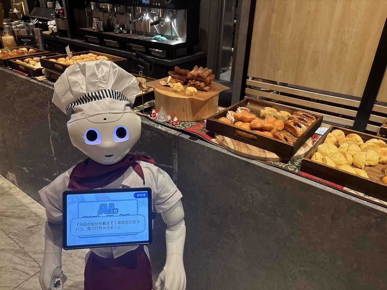 画像: 東急プラザ渋谷5階「Pepper PARLOR」において、約30種のパンの中からお客さま一人ひとりに最適なパンを接客AIエージェントで提案するようす。
