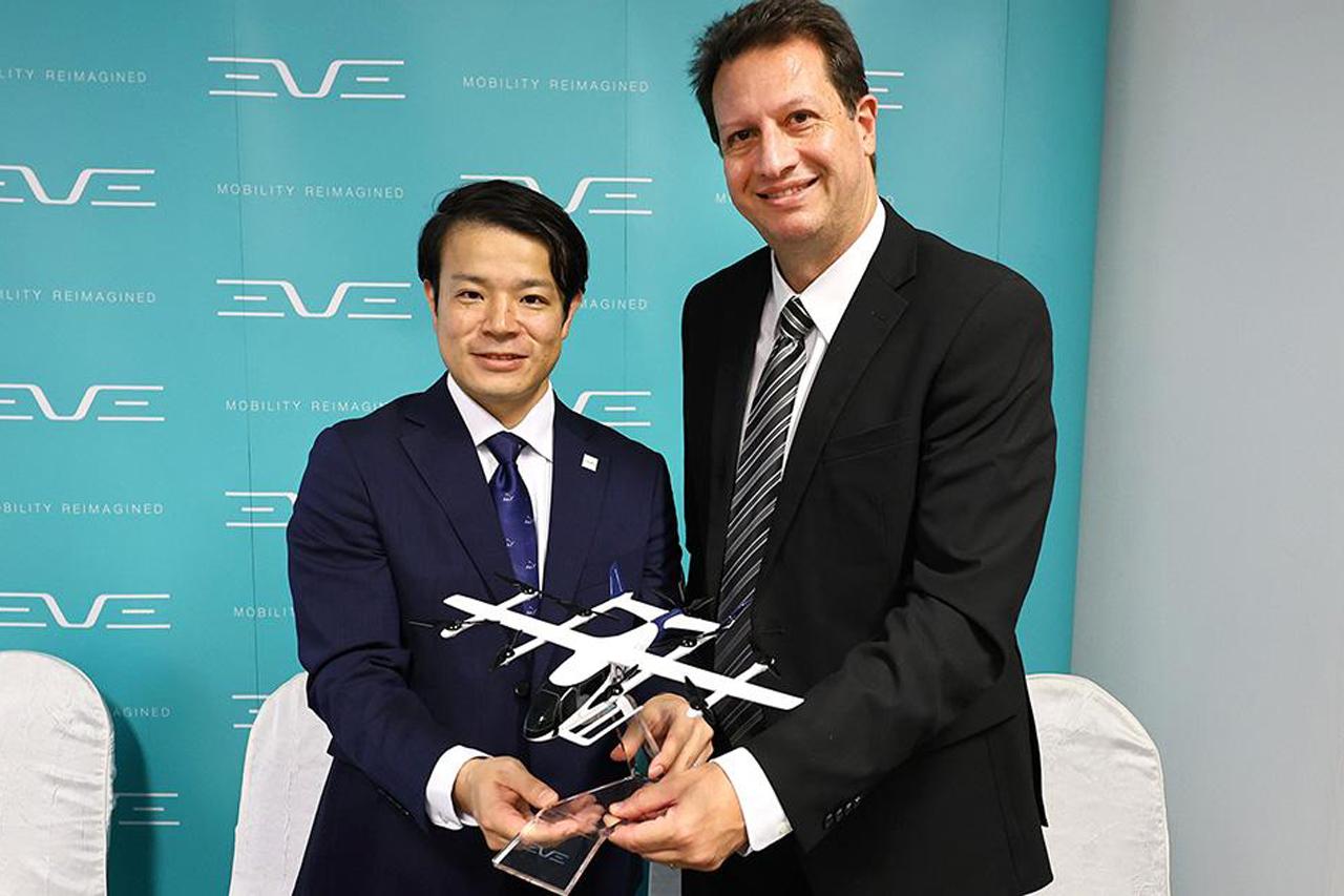 画像: AirX社CEO 手塚究氏(左)とEve Air Mobility社サービス・オペレーションソリューションおよびエコシステム担当バイスプレジデントであるルイス・マウアド氏(右))© David McIntosh/AIN