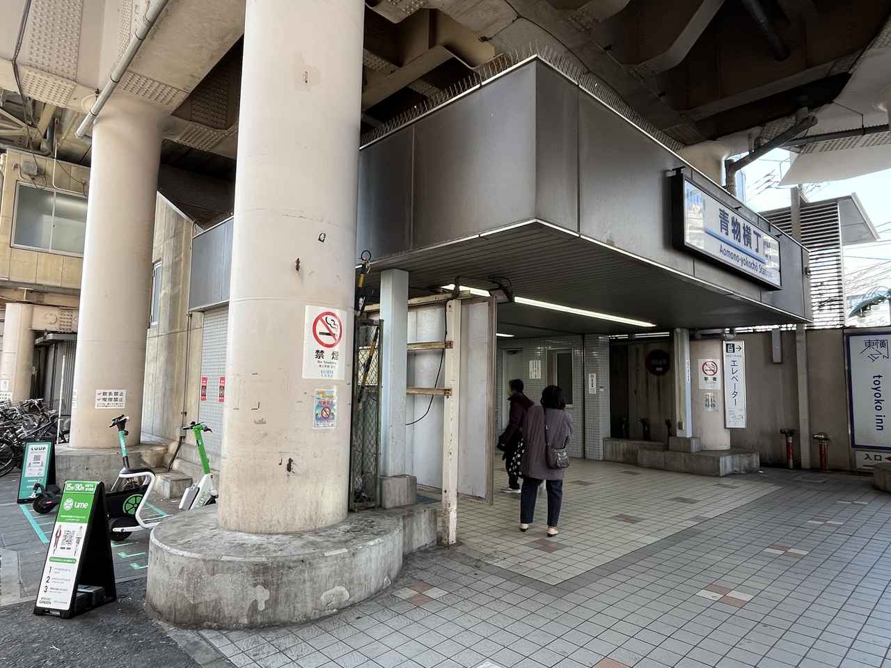 画像: 青物横丁駅、正面出入り口脇に新設されたLimeのポート（画面左側）。駐車スペースは3台分が確保されている。