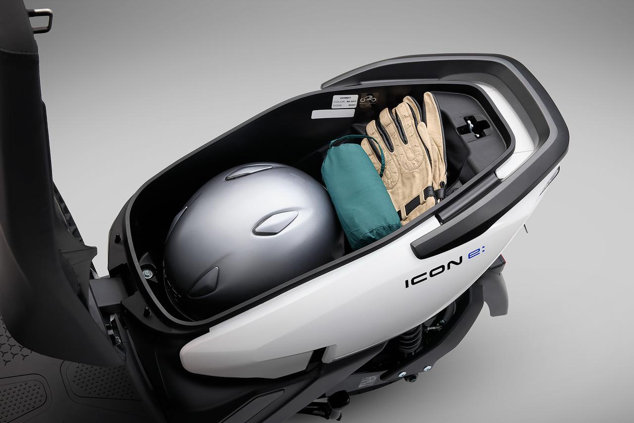 画像: 電動モデルだが、ガソリンエンジン搭載の原付バイクと同等のスペースを確保。