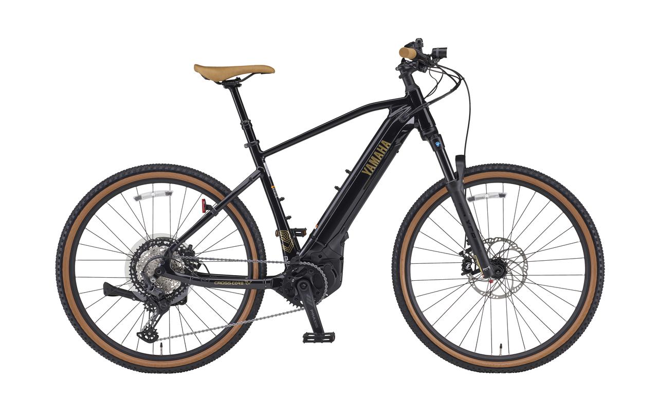 画像: クロスコアRVのカラーリングは2色展開。街でも山でも映えるグラフィックとベージュカラーのコンポーネントによるトータルコーディネートにより、ファッションや使用シーンを問わず幅広く使える外観に仕上がっている。