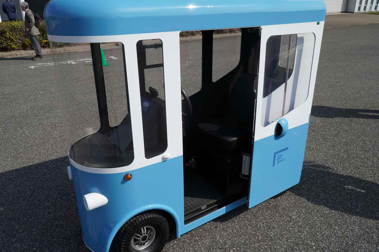 画像: 自転車と同じ全幅、かつスライドドア採用により狭い場所でも乗り降りしやすい。