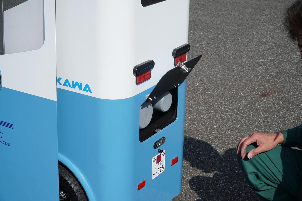 画像: 左に発電用の水素カートリッジを、右に予備カートリッジを格納する。格納容器のフタはペットボトルキャップのように回転させて開ける。