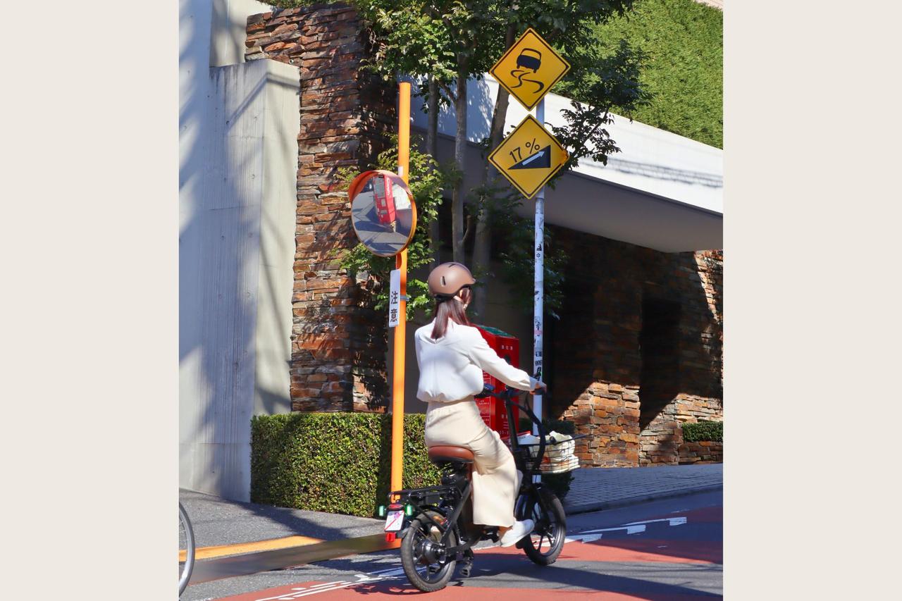 画像: ハイパワーモーターと遊星歯車機構で高トルクを発生するため、坂道でもスイスイ進める。