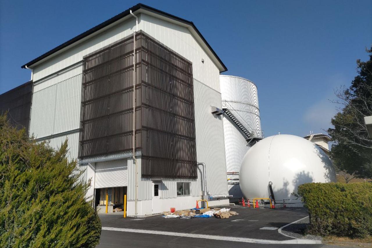 画像: 汚泥処理棟と消化槽、ガスホルダ。