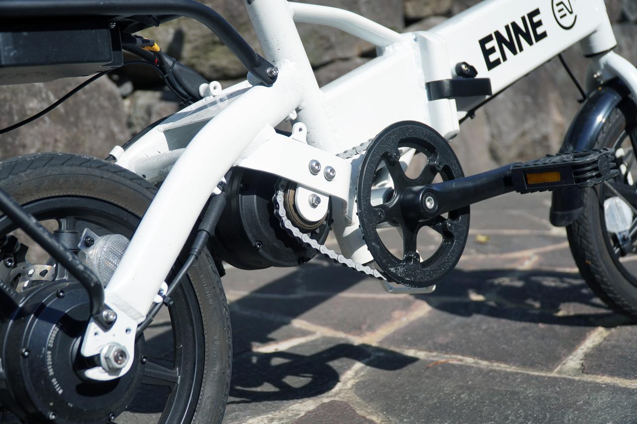 画像: 従来モデルでは、チェーンが後輪に直結しておらず、発電機を回すように設計されている。