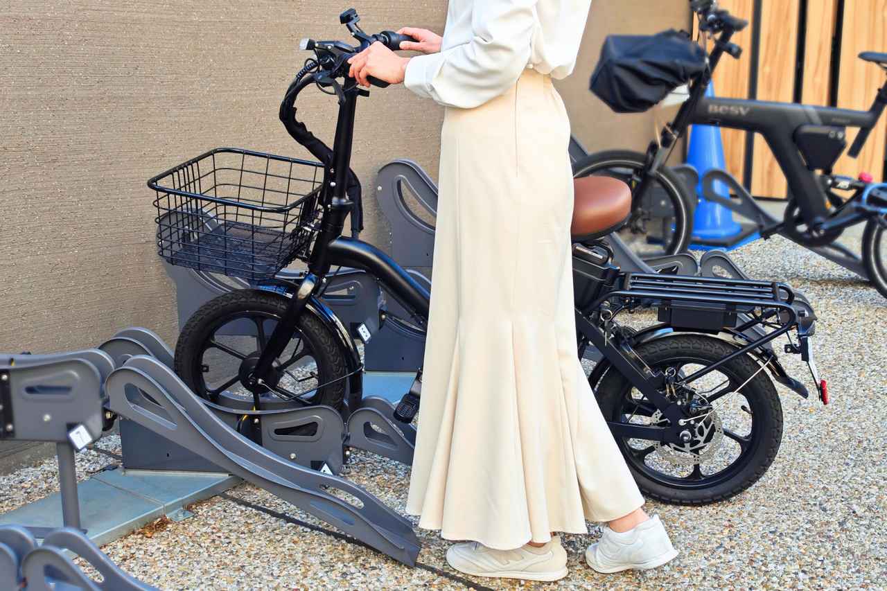 画像: 自転車駐輪ラックに収まる前輪設計も注目だ。