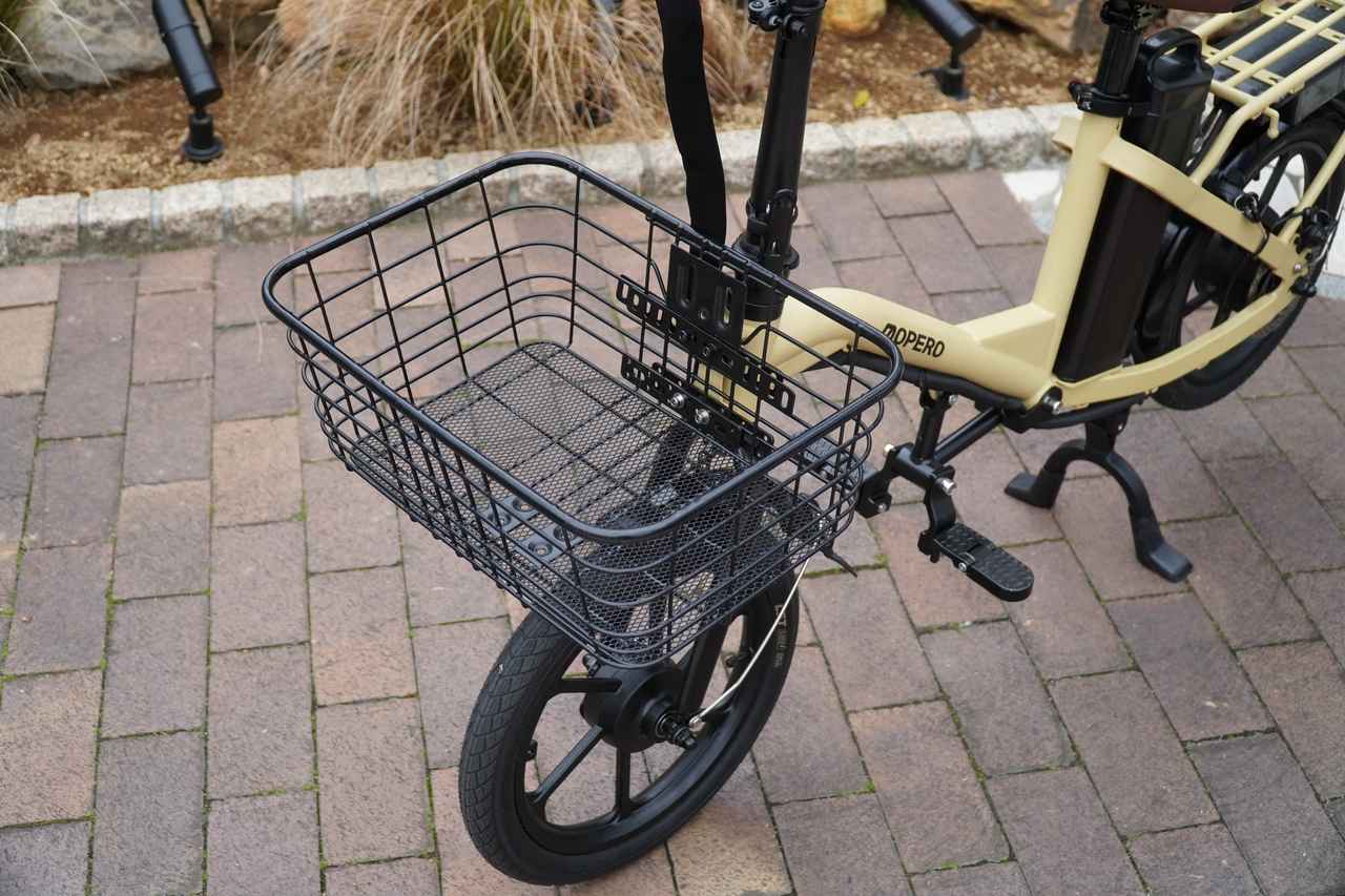 画像: 前かごは車体に直接取り付けられている。重い荷物を載せてもハンドル操作がふらつかない。