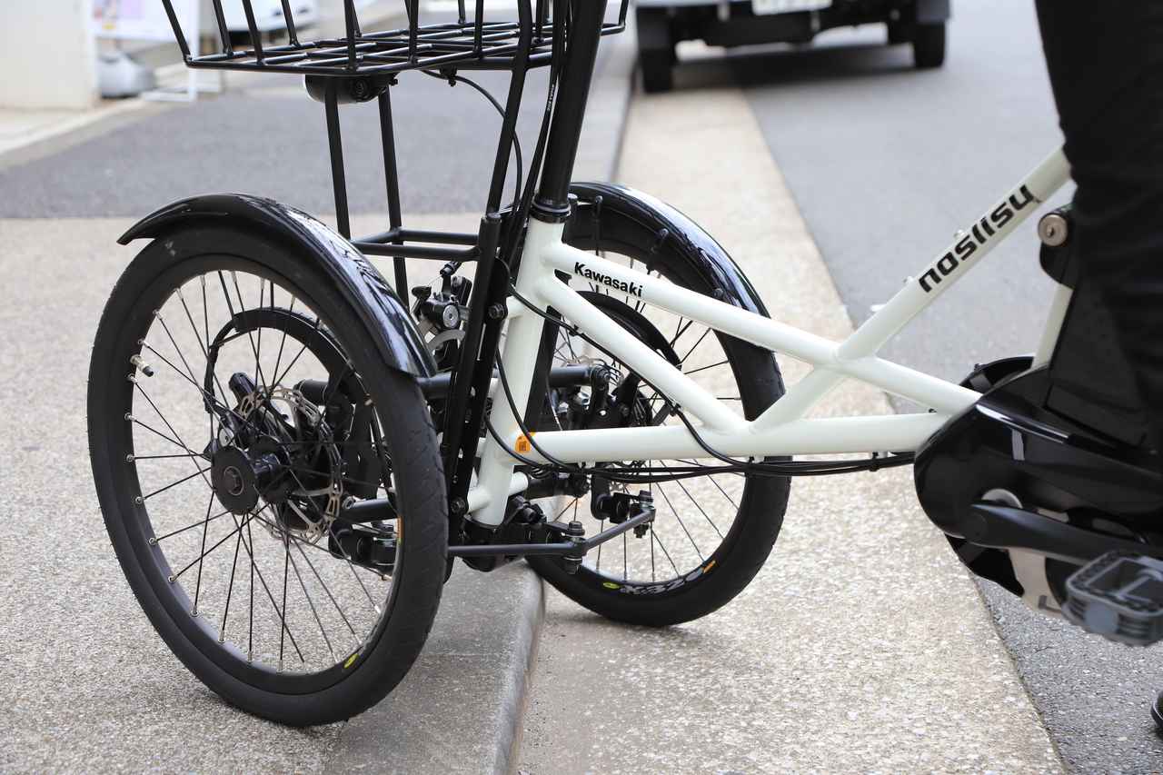 画像: 左右で段差の高さが異なる状況でも、両タイヤが接地した状態が維持されるので、安定して走行できます。