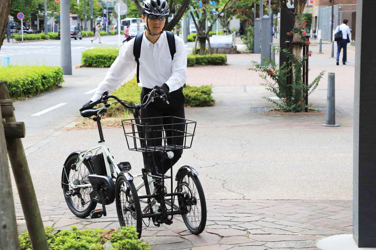 画像: ▲車体後部を軽く浮かせてその場で旋回すると、省スペースで切り返し可能です。