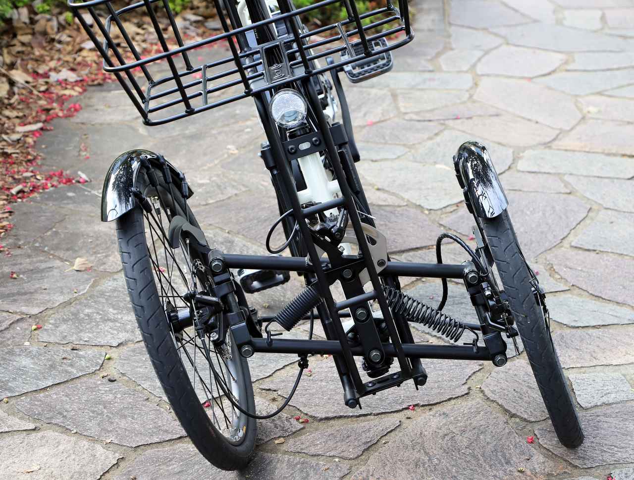 画像: ▲ペダルを地面にこすらない範囲でリーンすることができます。