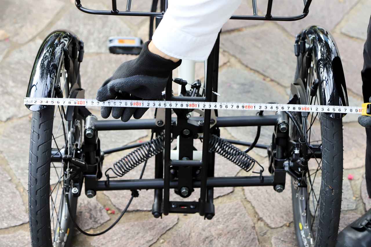 画像1: ▲全幅は普通自転車規格の範囲内に収まる595mm。一部の歩道を通行できます。