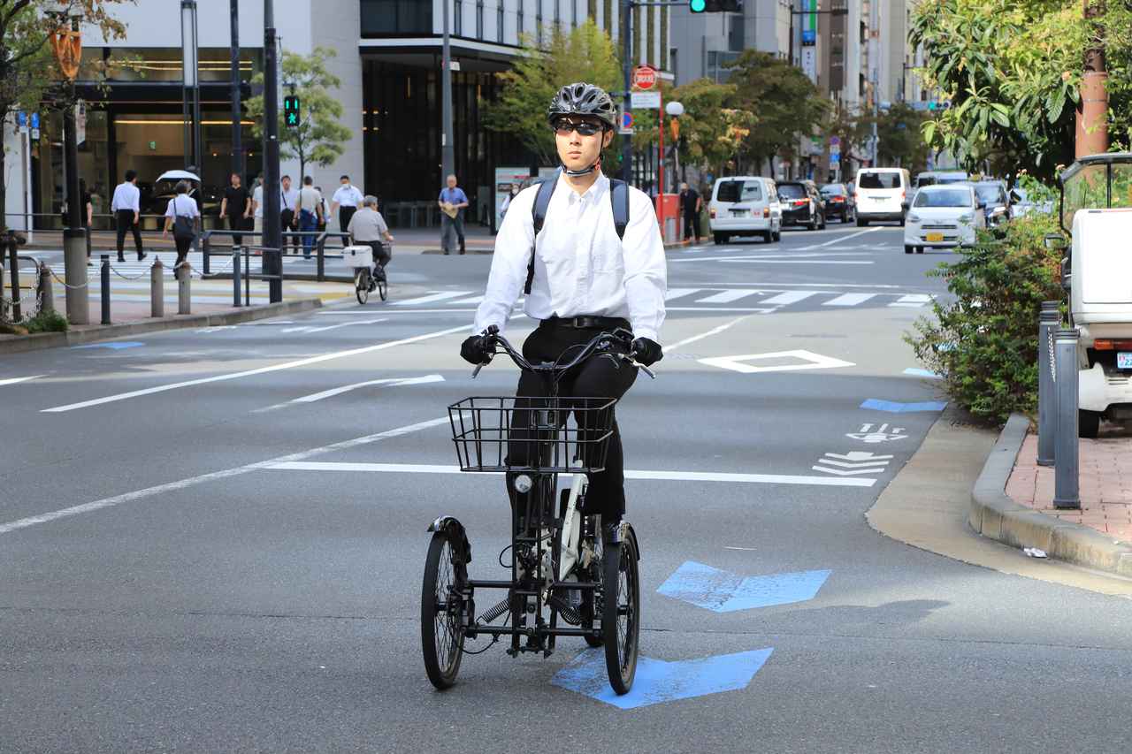 画像: 電動アシスト自転車には、交差点が多い都心部でも脚力を消耗せずにストップ＆ゴーできるメリットがあります。