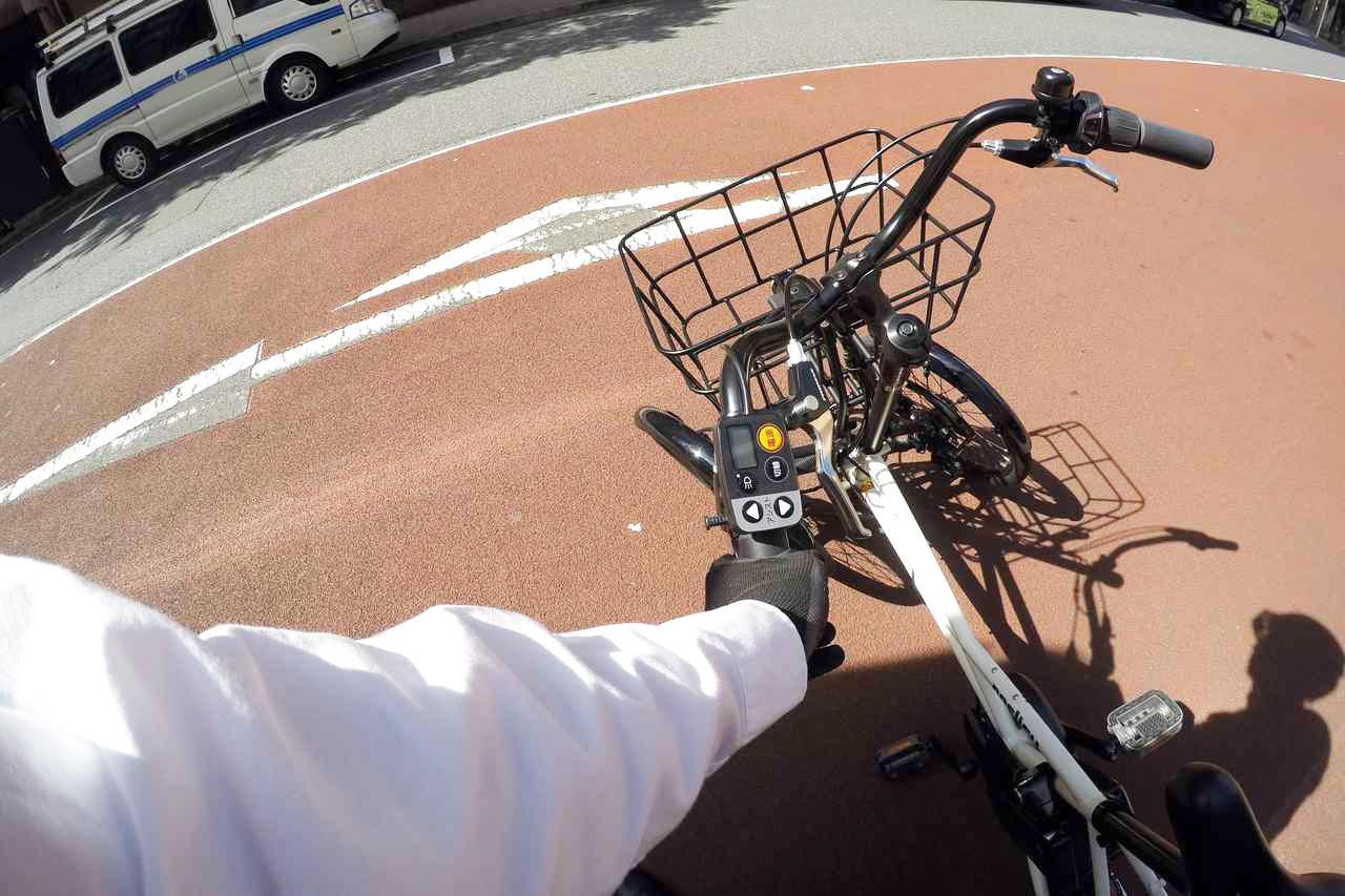 画像: ▲ハンドルを切ったようす。車庫から車道に出る際や転回するときは、十分に注意しましょう。