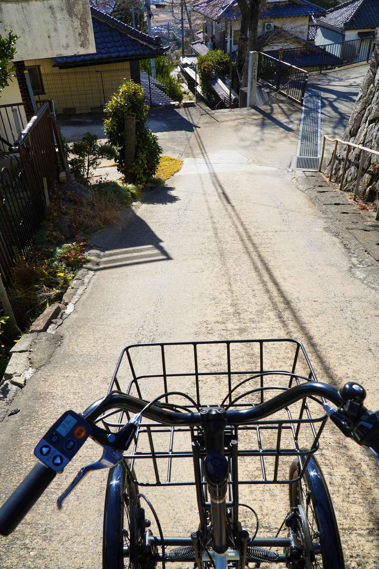画像: ▲自転車での下り坂は怖いものですが、noslisuではサスペンションレスの前2輪が荷重を受け止めてくれるため、安定しています。