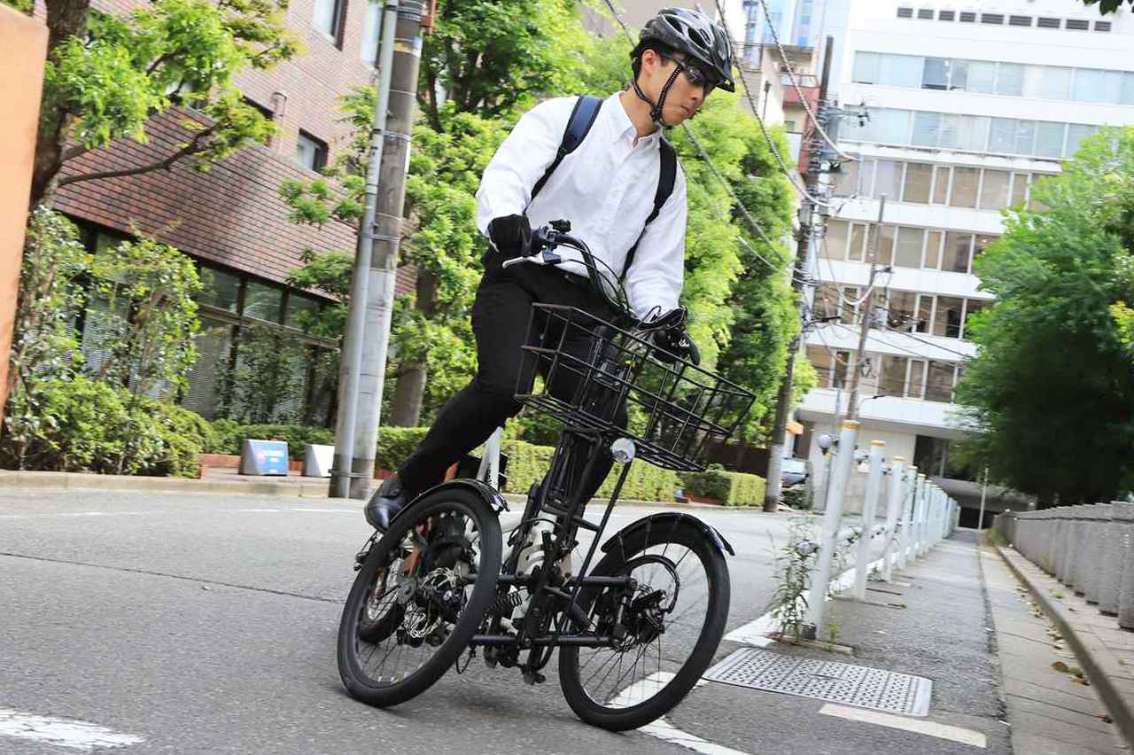 画像: ▲自転車のように車体を傾けるとスムーズに右左折できます。