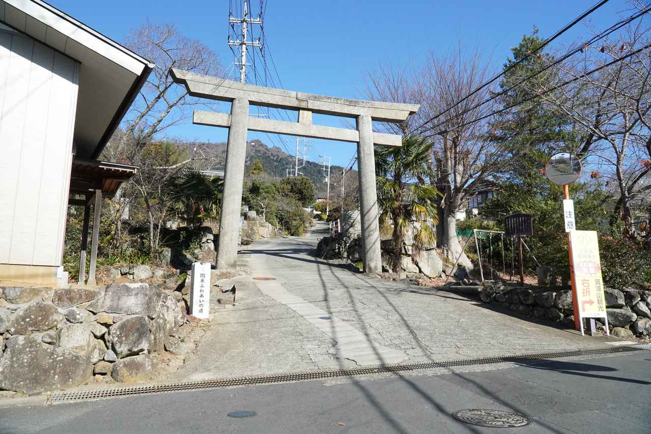 画像: ▲鳥居から先が激坂区間です。歩きでも疲れそうな傾斜を登っていきます。