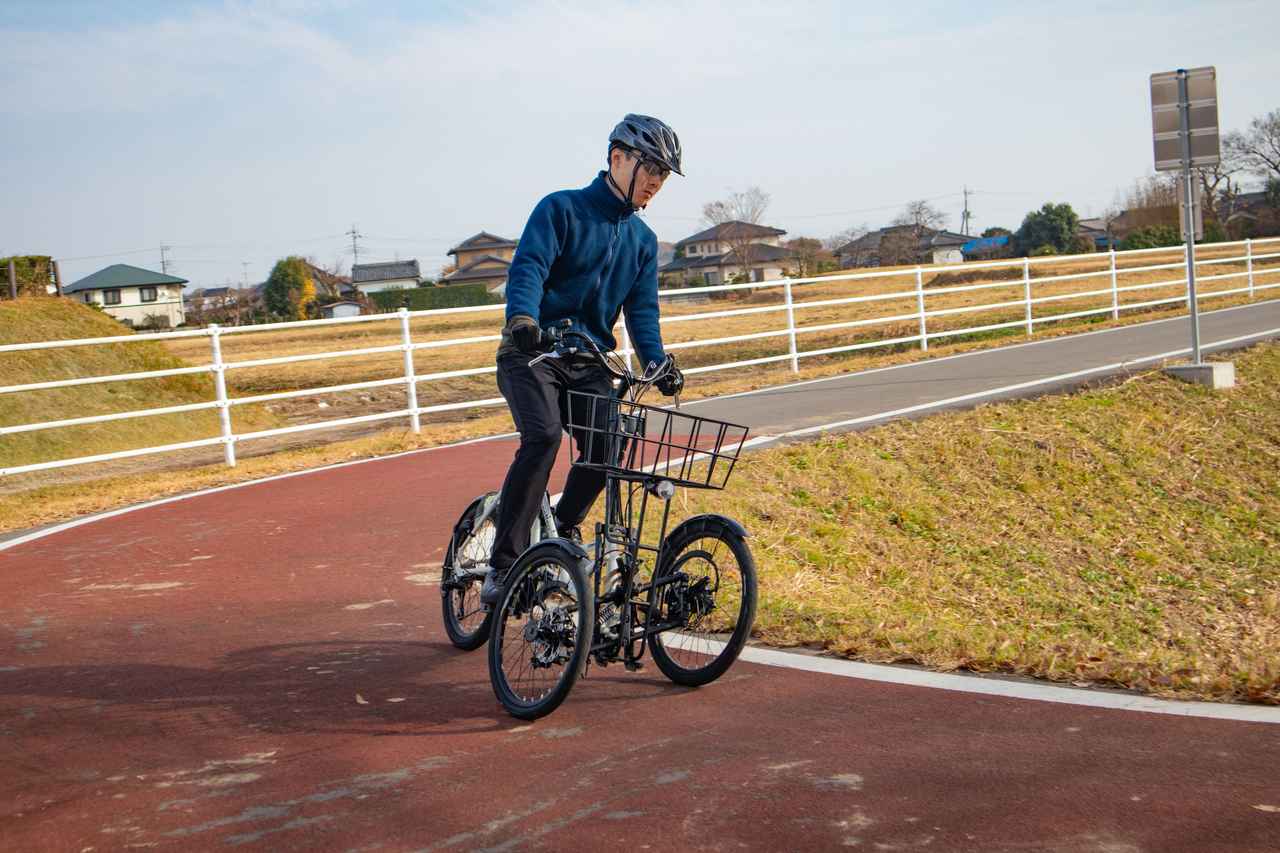 画像: ▲2輪の自転車より走行安定性が高い代わりに旋回半径が大きいため、カーブ走行時は注意が必要です。