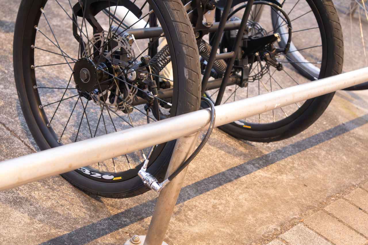 画像: ▲noslisuには後輪ロックが標準装備されていますが、盗難防止のためにチェーンロックを併用すると安心です。