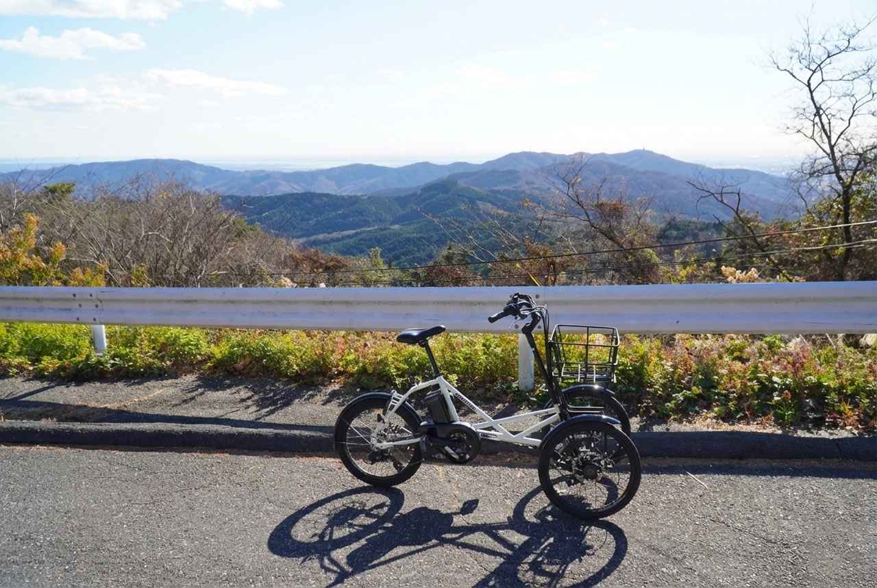 画像: ▲標高が上がるにつれて、木々の合間から見える景色も雄大なものになっていきます。