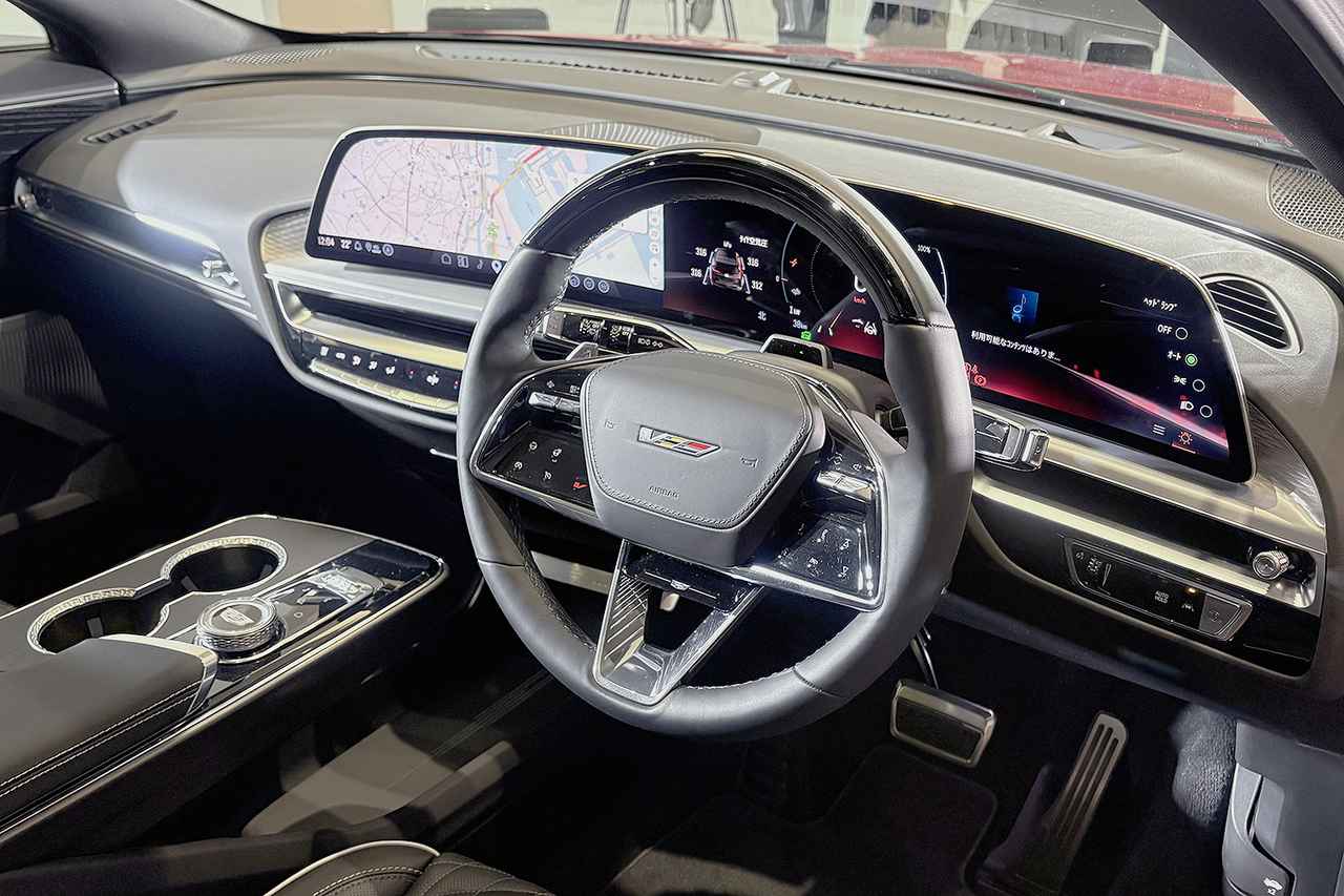 画像: 対角33インチの大型LEDディスプレイが目を引くインパネ。ステアリングホイールにはパドルも備わる。