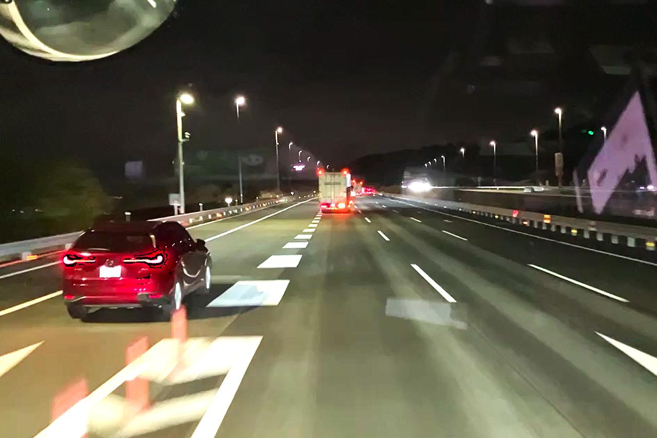 画像: 合流車両に対し減速して先を譲る様子。