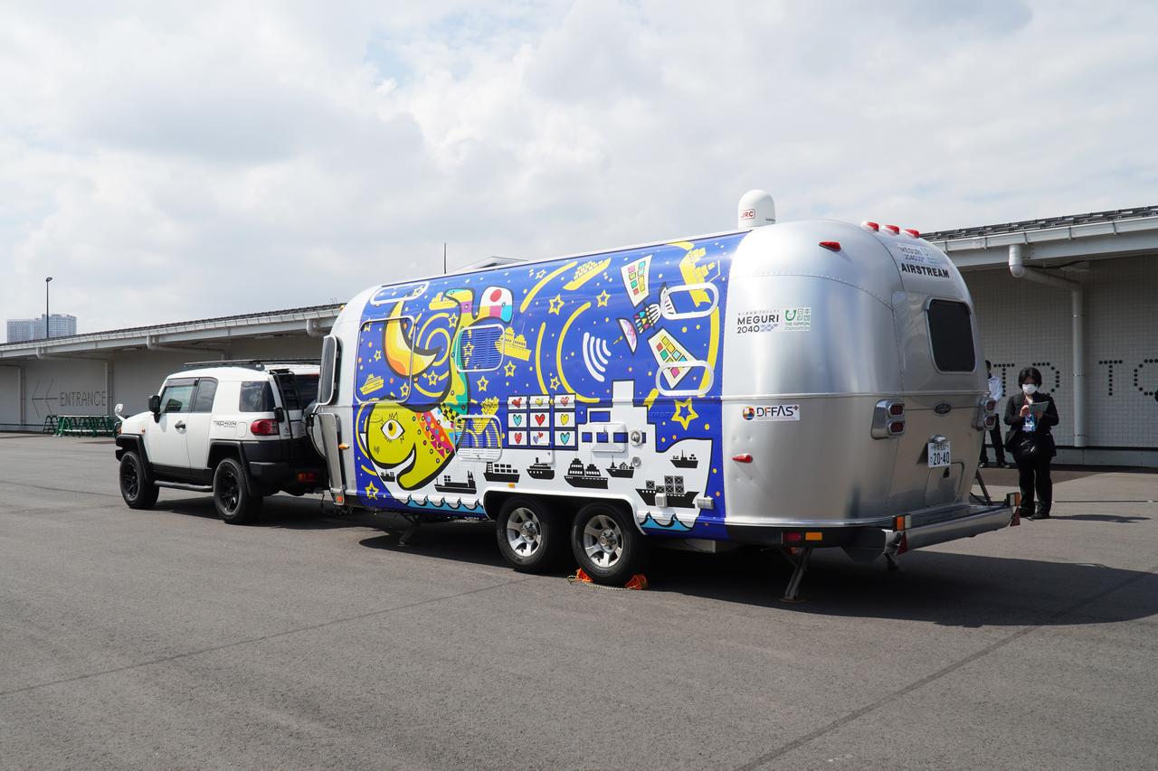 画像: トレーラーサイズの支援施設。