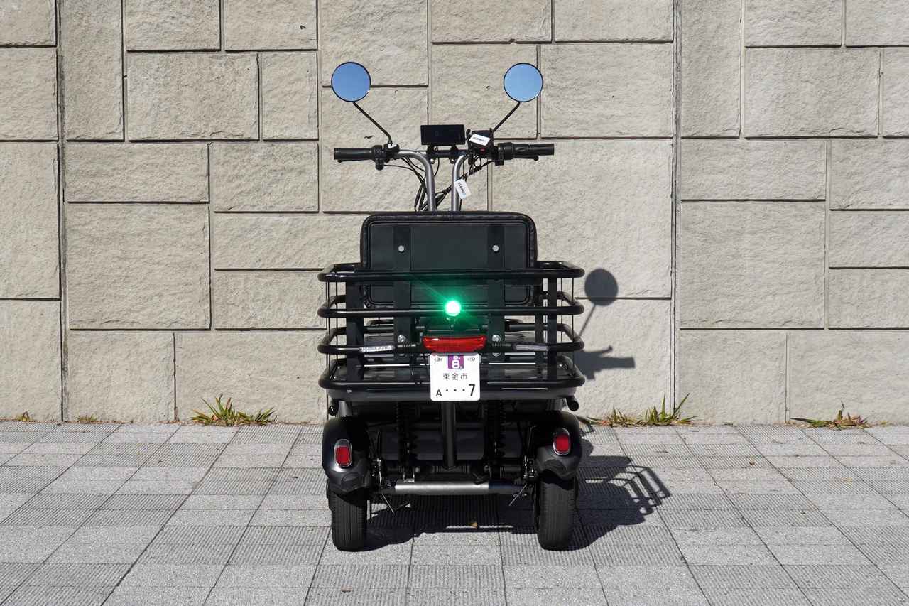 画像: 緑色に発光している部分が最高速度表示灯。車道走行モードでは点灯、歩道走行モードでは点滅します。