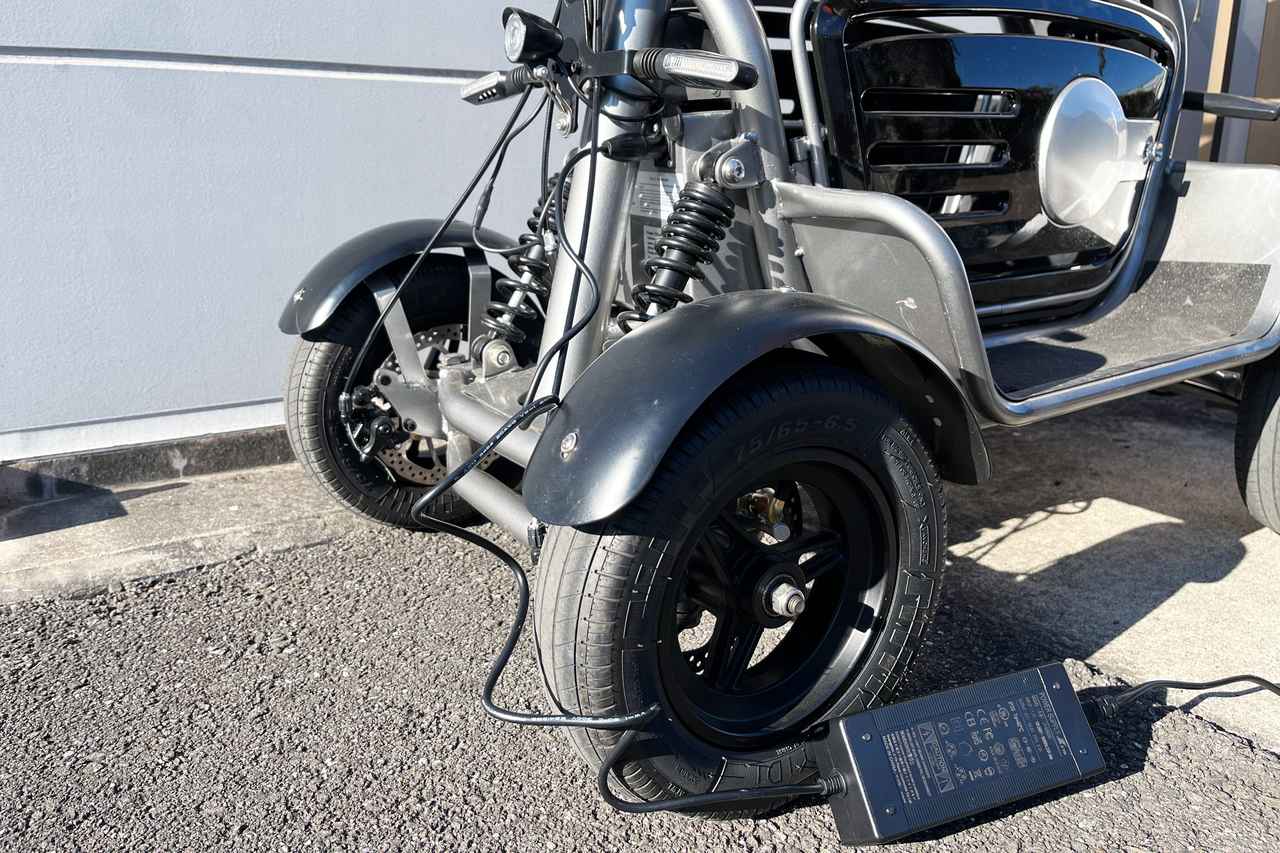 画像: プラグイン充電は車体前方のソケットにプラグを差し込んで行います。